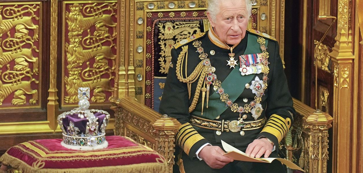 Защо крал Чарлз все още няма да носи корона?