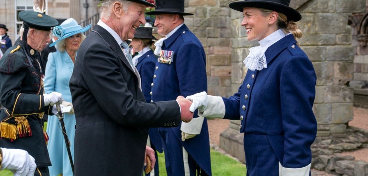 Чарлз III и Камила организираха градинско парти в двореца в Единбург