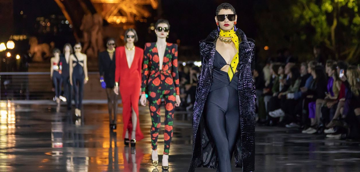 Saint Laurent ни покани на шоу пред Айфеловата кула