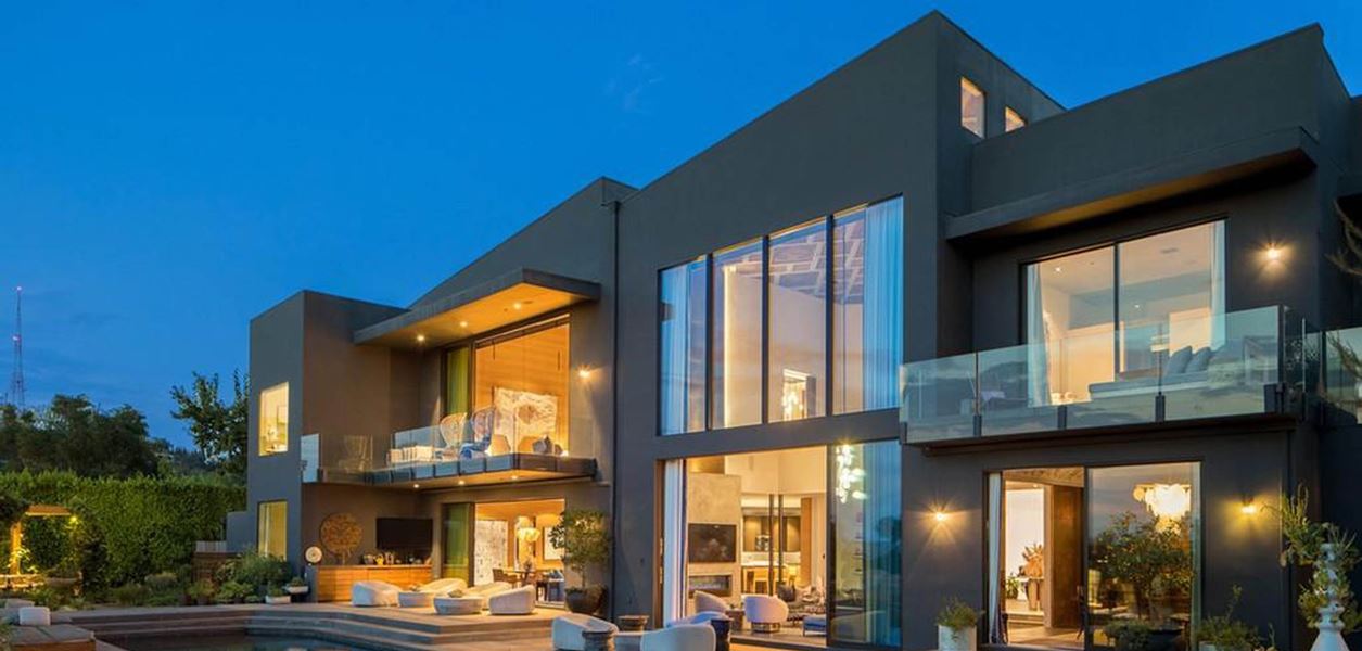 Разгледайте бившия дом на Риана и Криси Тейгън