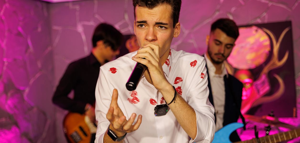 Антон Котас преследва своя любовен &quot;Компас&quot; от Ню Йорк до София