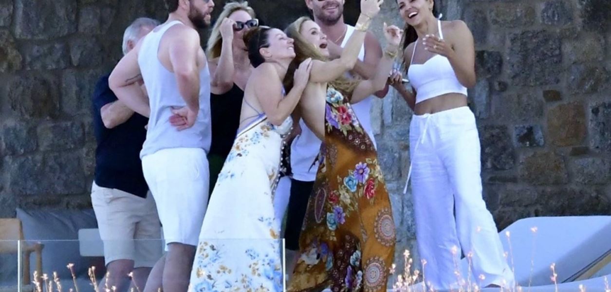 Лятното бягство на Мат Деймън и братята Хемсуърт на Миконос