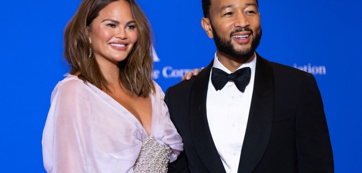 Изненада! Криси Тийгън и Джон Леджънд отново са родители