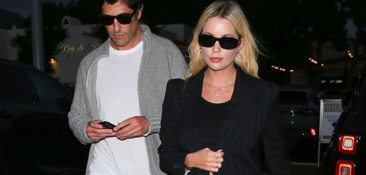 Ашли Бенсън показа бременното си коремче в гола фотосесия