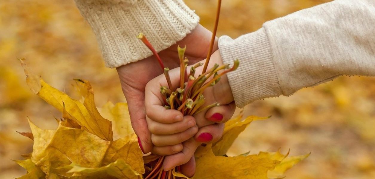 Мерло, изумруд и другите хитови цветове при есенния маникюр