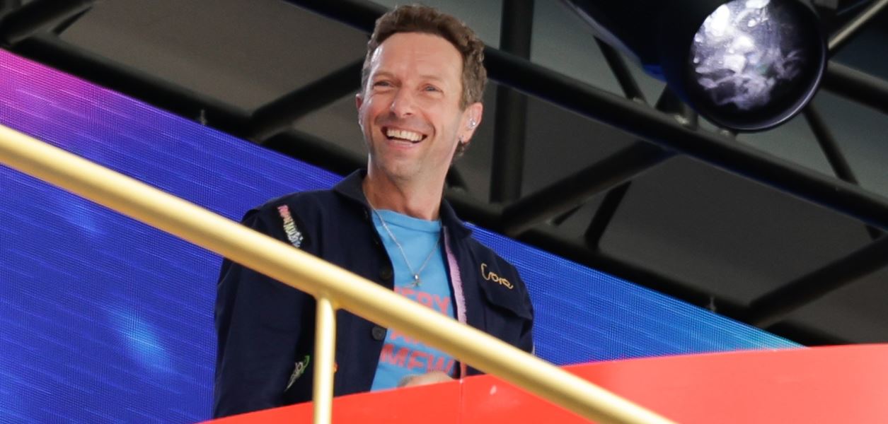 Крис Мартин хвана двойка в изневяра по време на концерт на Coldplay