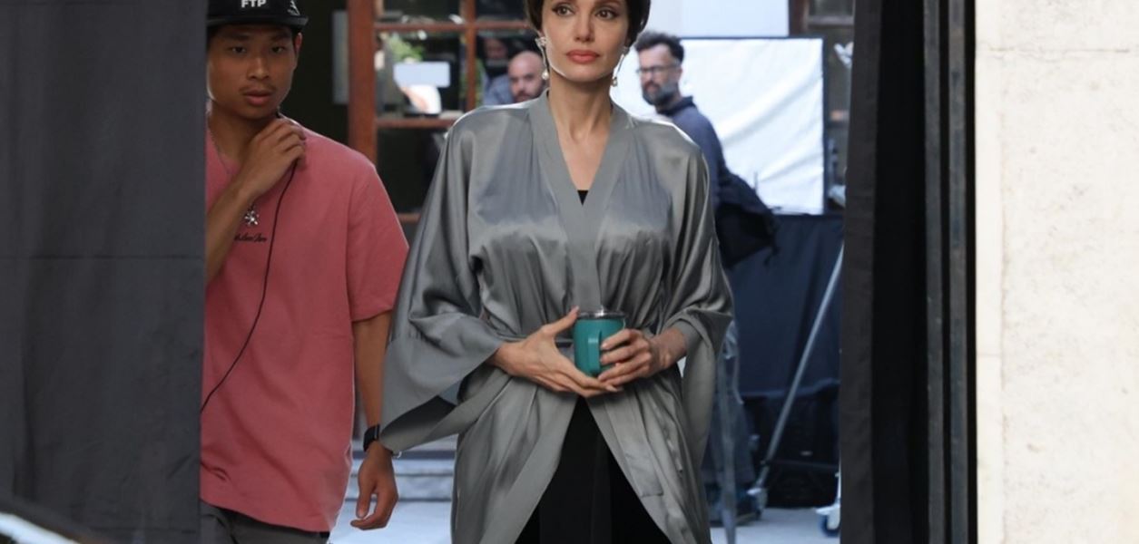 Анджелина Джоли нае синовете си за филма "Мария"