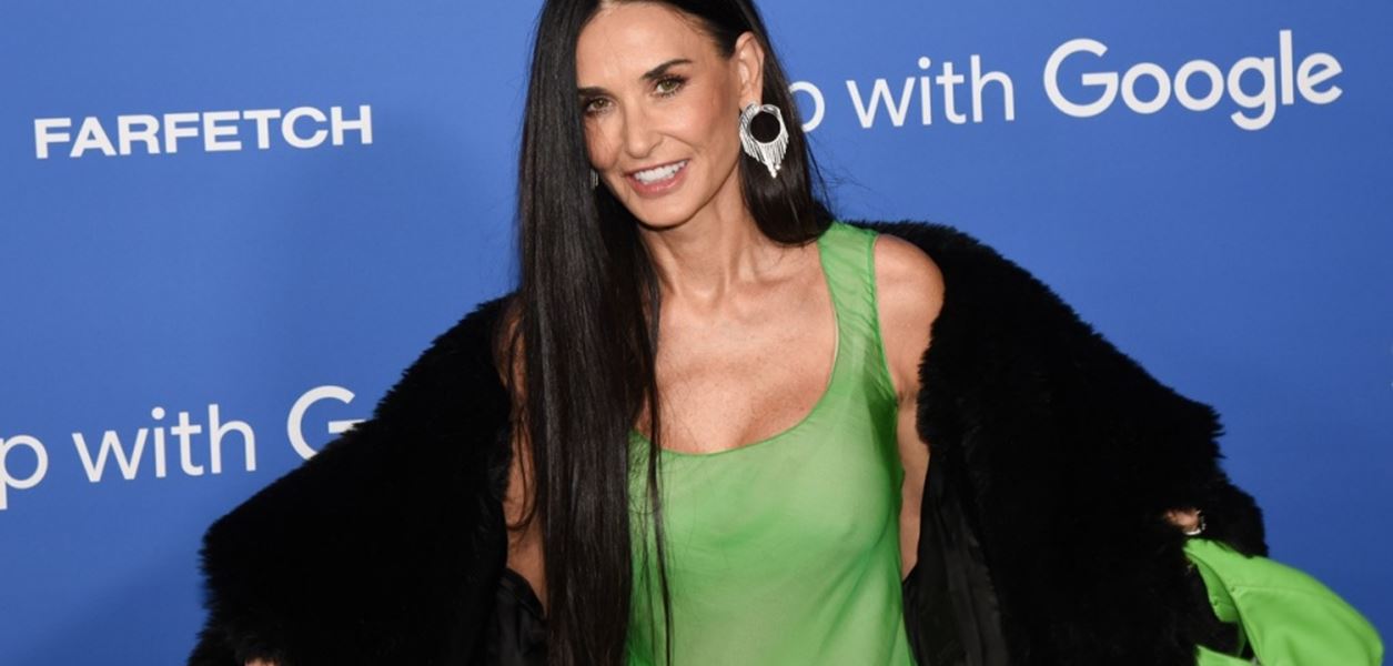 Деми Мур в страхотна фотосесия с новородената си внучка