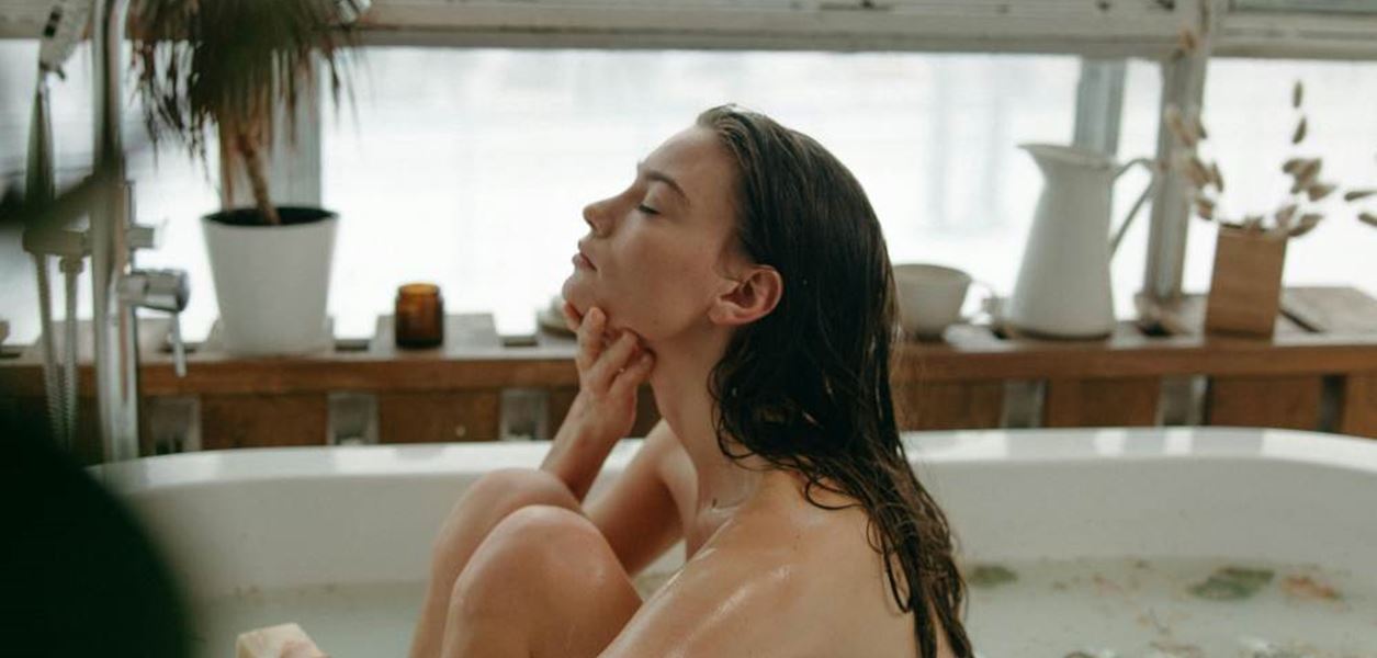 Тайната на лятната кожа започва под душа