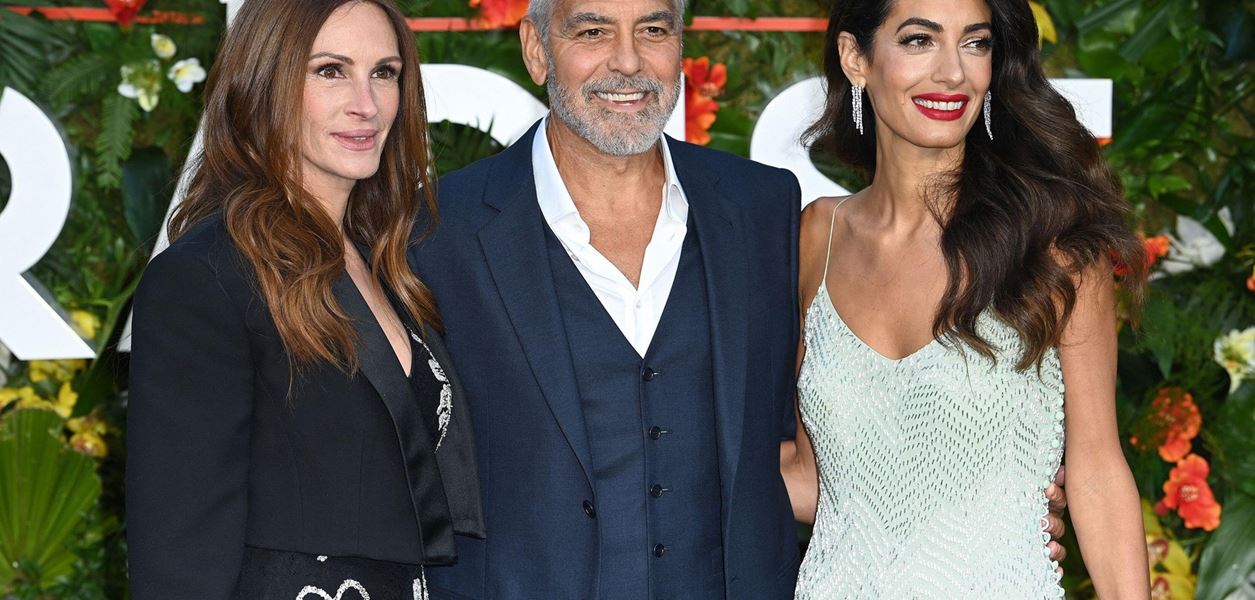 Джордж Клуни е целунал Джулия Робъртс пред жена си