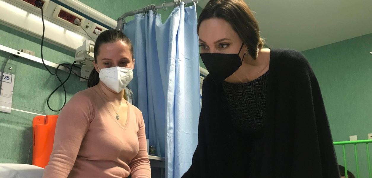 Анджелина Джоли посети украинските бежанци в Италия