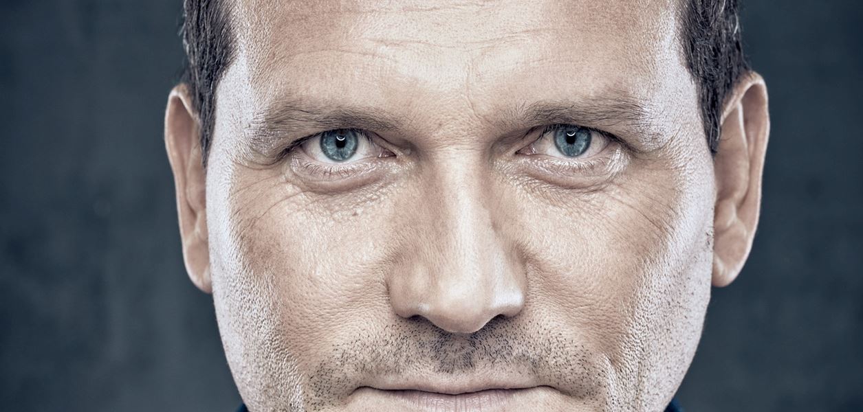 Популярни мъже се включиха във фотоизложба за мъжкото ментално здраве