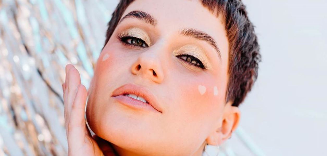 Руж, който стои като естествена руменина