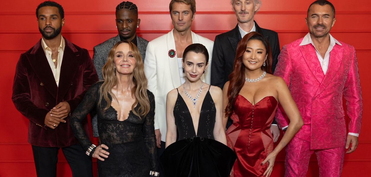 Лили Колинс и звездите на премиерата на "Emily in Paris"