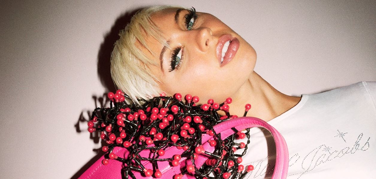 Айрис Лоу е новото лице на празничната кампания на Marc Jacobs Resort 2025