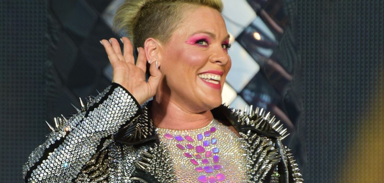 Пинк с шокиращ подарък по време на концерт