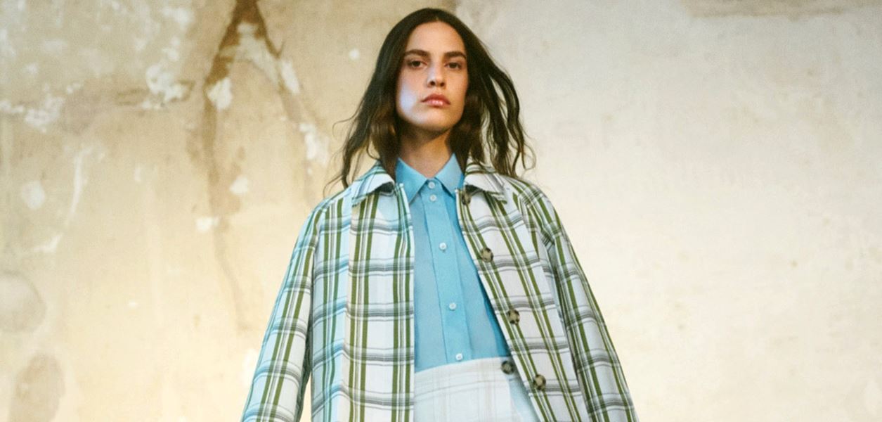 Виктория Бекъм облече европейското бягство в елегантна прецизност