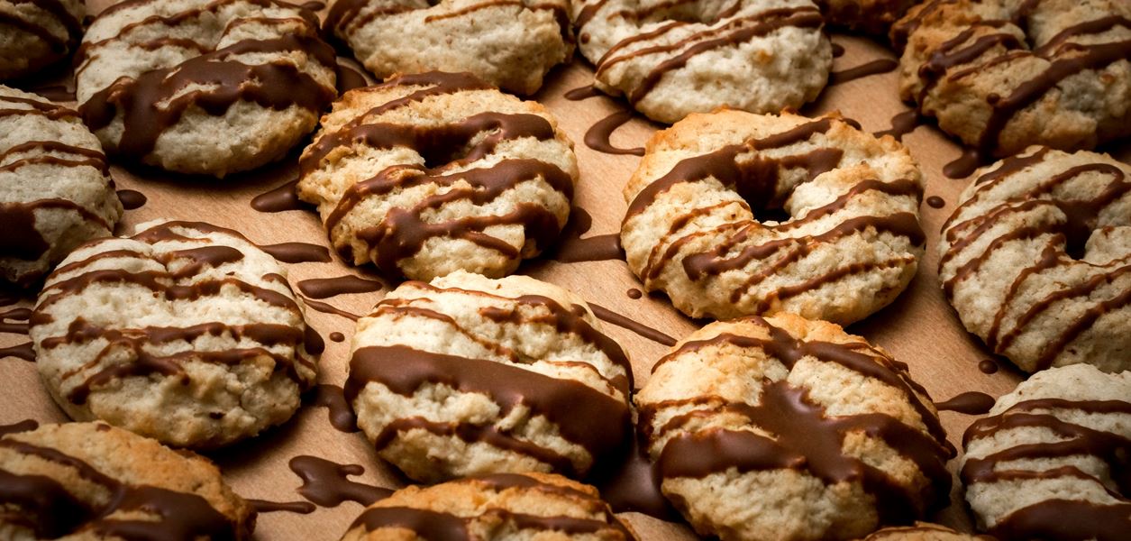 Коледни бадемови сладки с шоколад