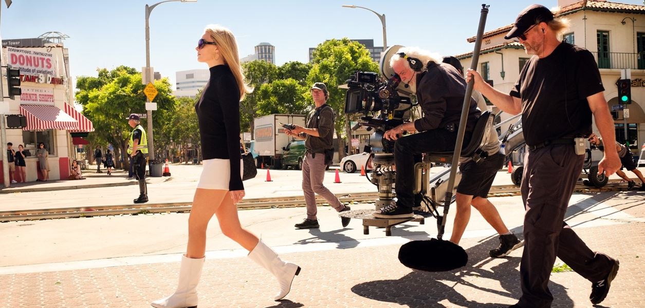 Вижте първия кадър на Марго Роби като Барби