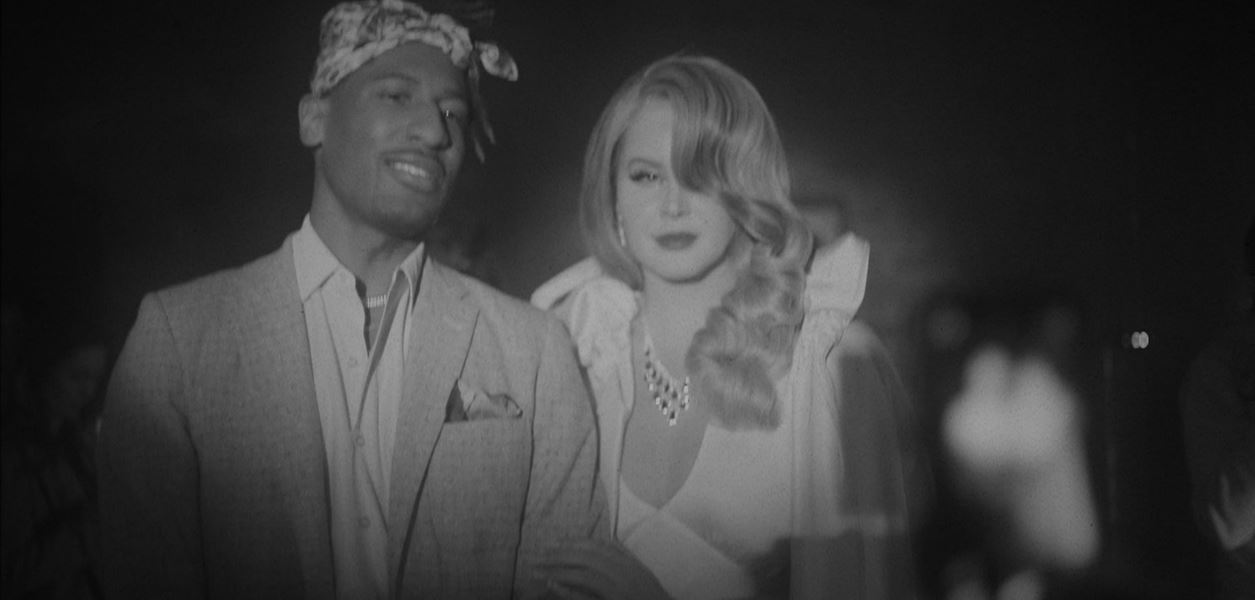 Лана Дел Рей блести като холивудска звезда в &quot;Candy Necklace&quot;