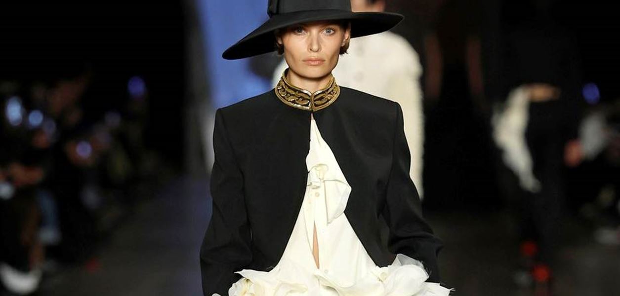 Новият сезон на Alexander McQueen: модерна изтънченост, романтика и лукс