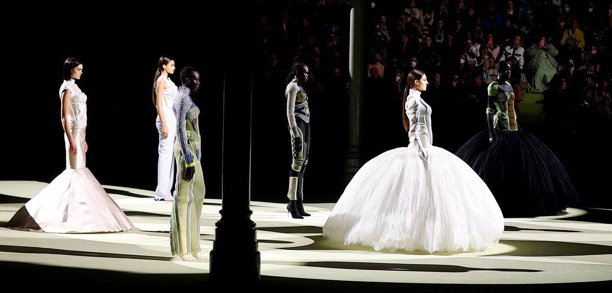 Надеждата отблъсква омразата в новата колекция на Balmain