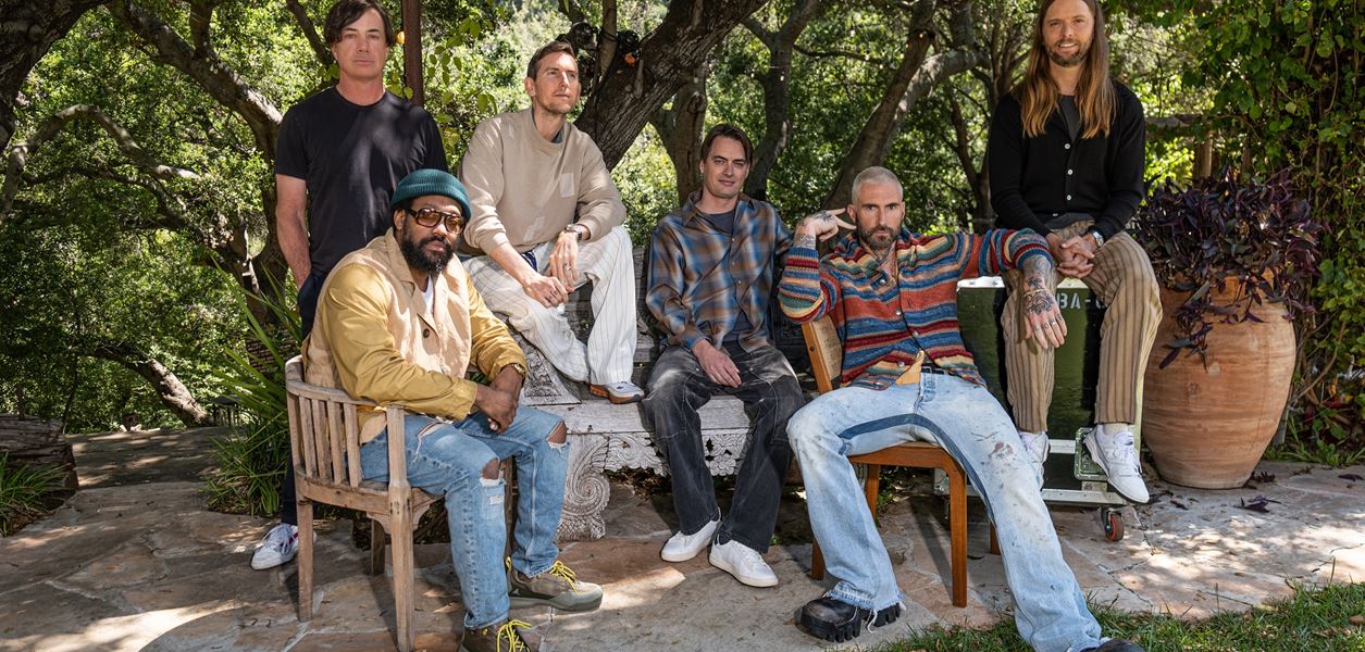 Maroon 5 правят емоционално завръщане с &quot;Middle Ground&quot;