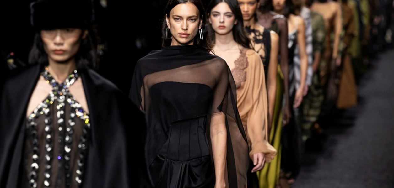 Игра на контрасти от Alberta Ferretti на Седмица на модата в Милано