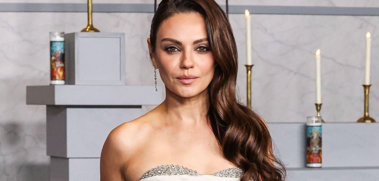 Мила Кунис разкри тайната си за бърз грим във видео за Vogue