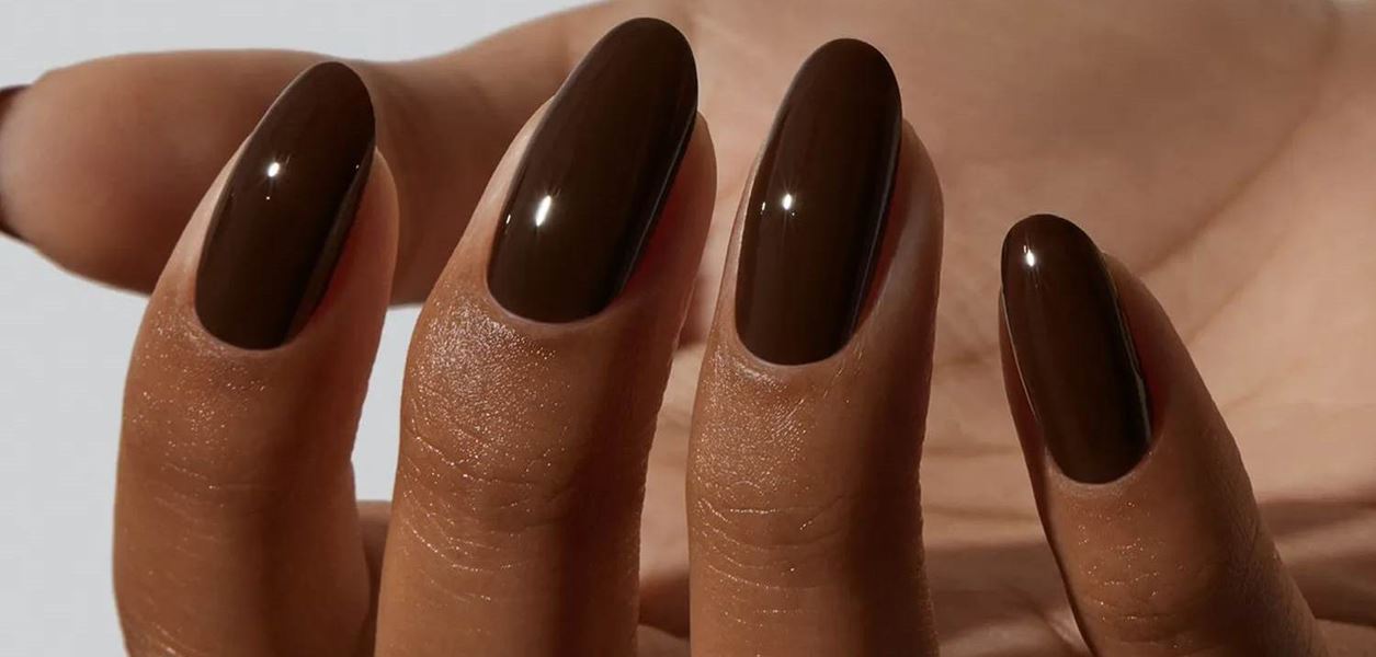 Кафявото е новото черно: най-модерният маникюр за есен 2025