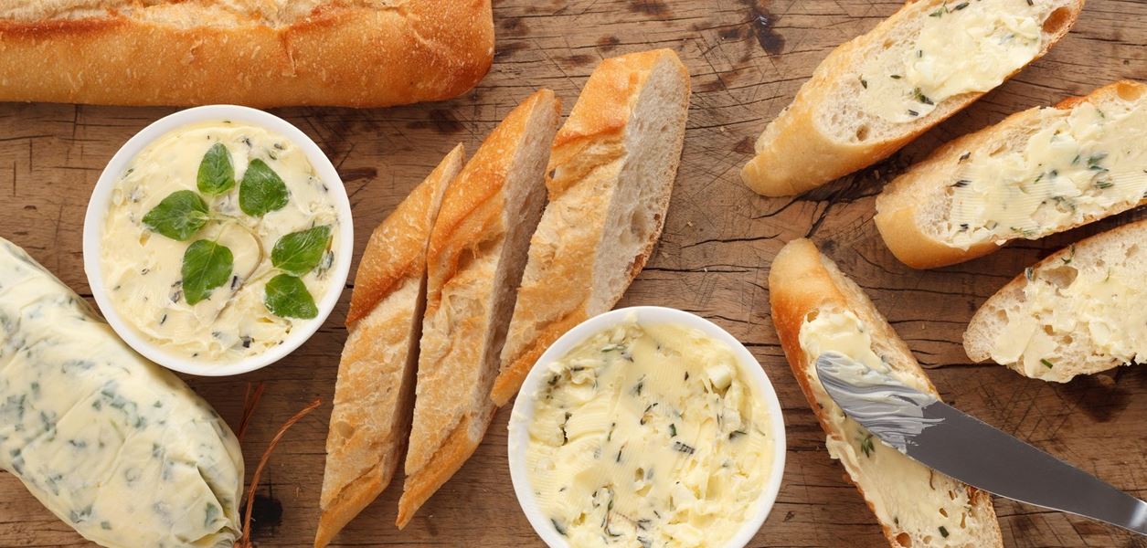 Домашни хлебчета с крема сирене и чесън