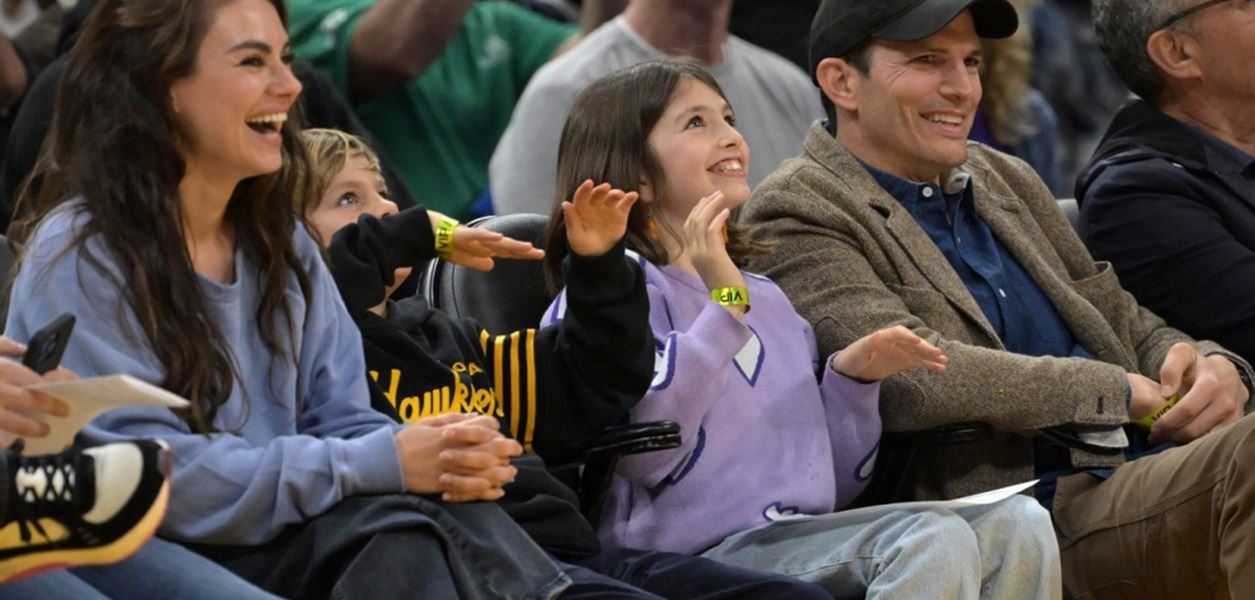 Мила Кунис и Аштън Къчър показаха децата си