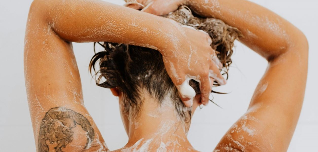 Защо трябва да ексфолирате кожата на главата