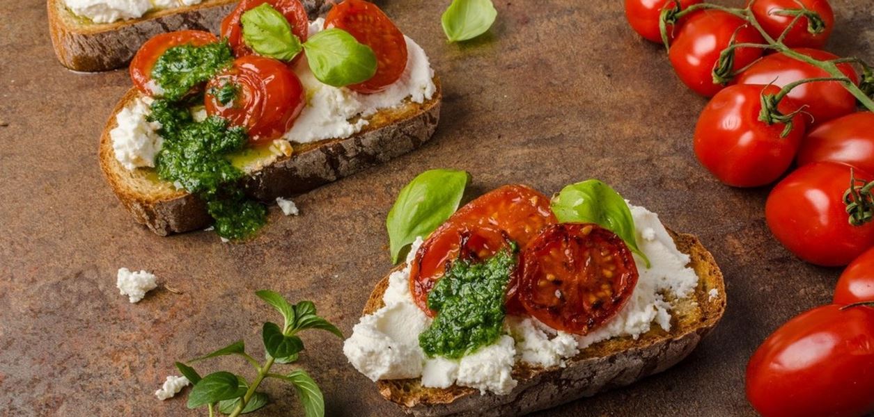 Брускети с (домашна) рикота и сушени домати