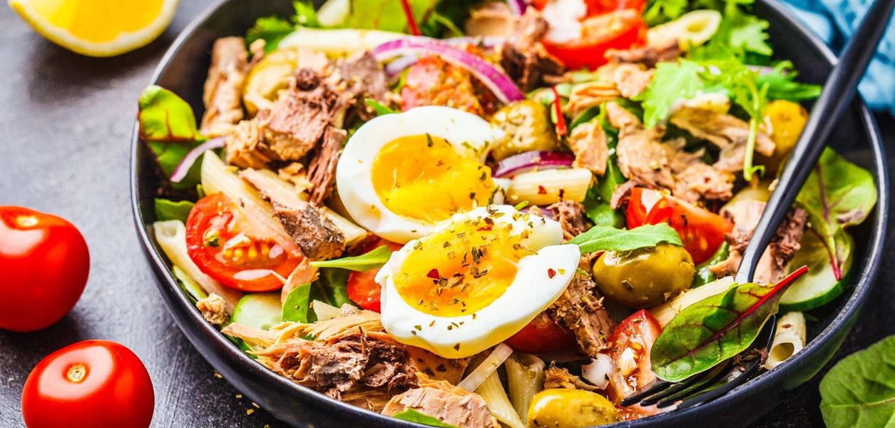 Зелена салата с риба тон и поширани яйца