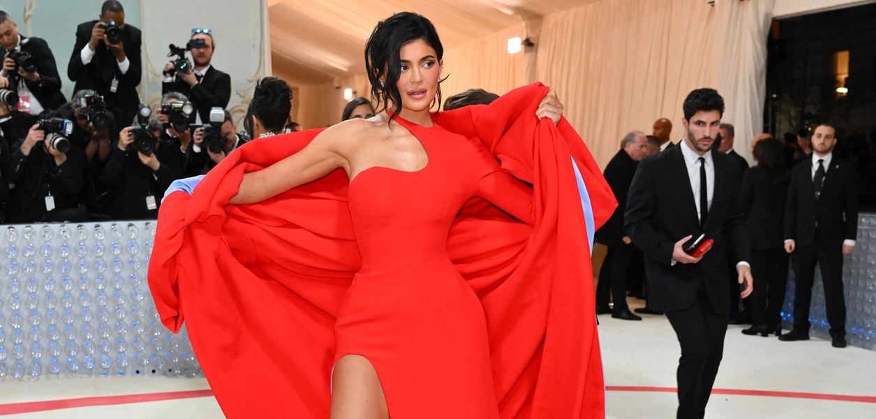 Феновете са недоволни, че Кайли Дженър парадира с богатството си