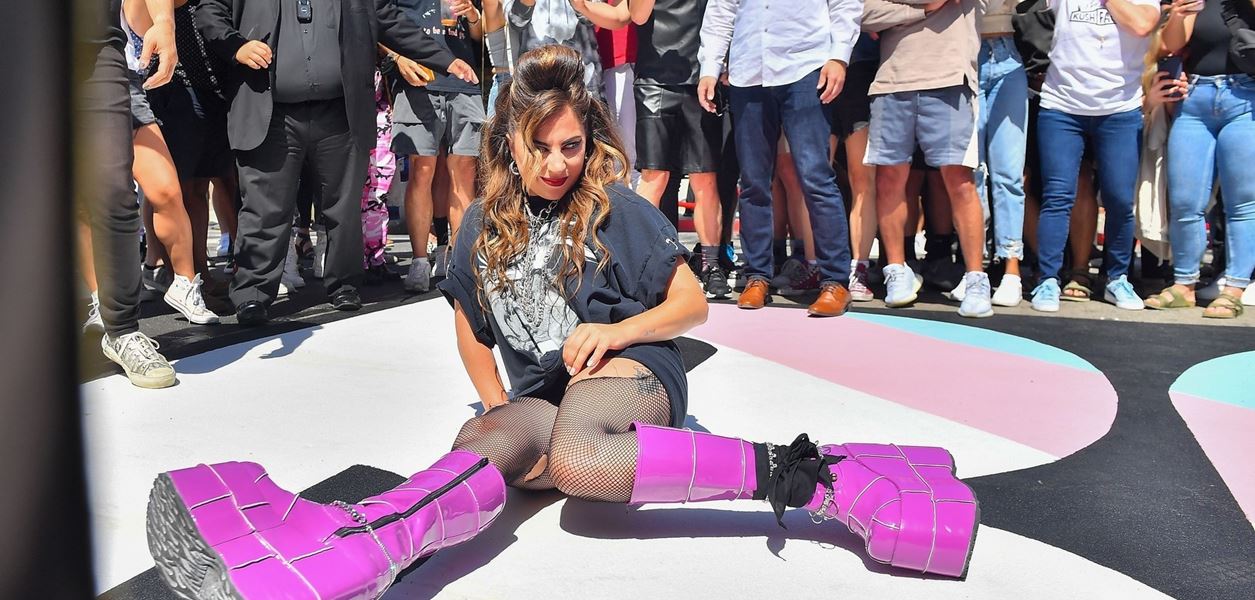 Лейди Гага отново записа Born This Way в историята