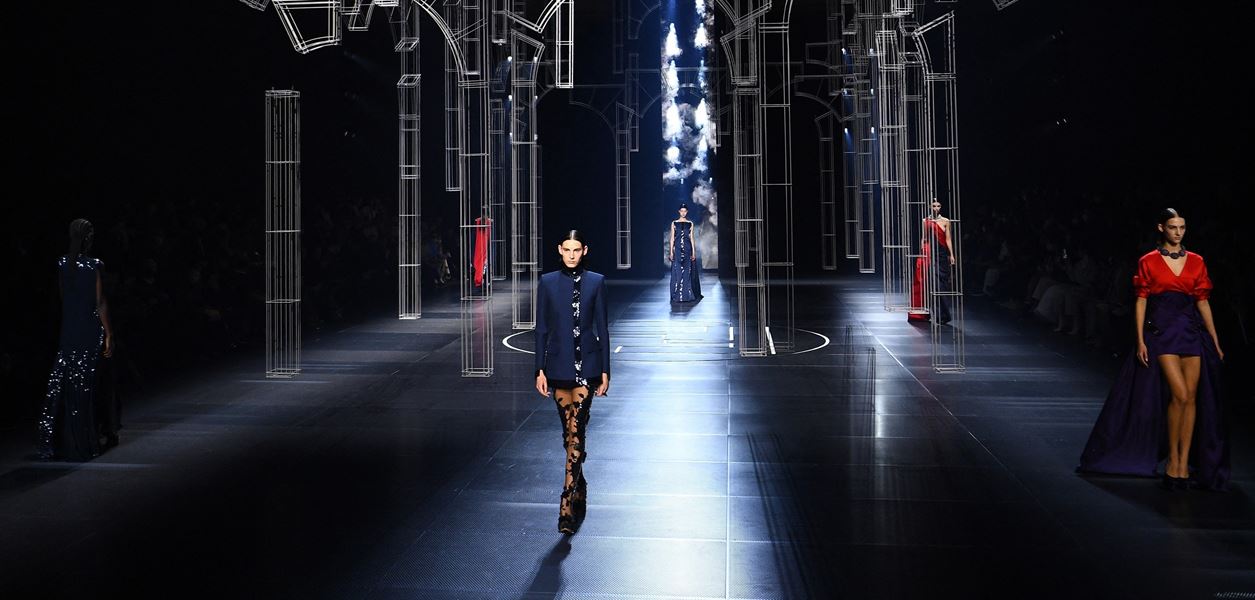 Космически романтизъм от Fendi и Ким Джоунс