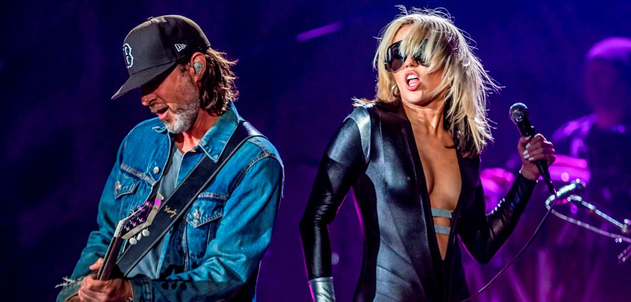 Майли Сайръс взривява пазара с нов концертен албум