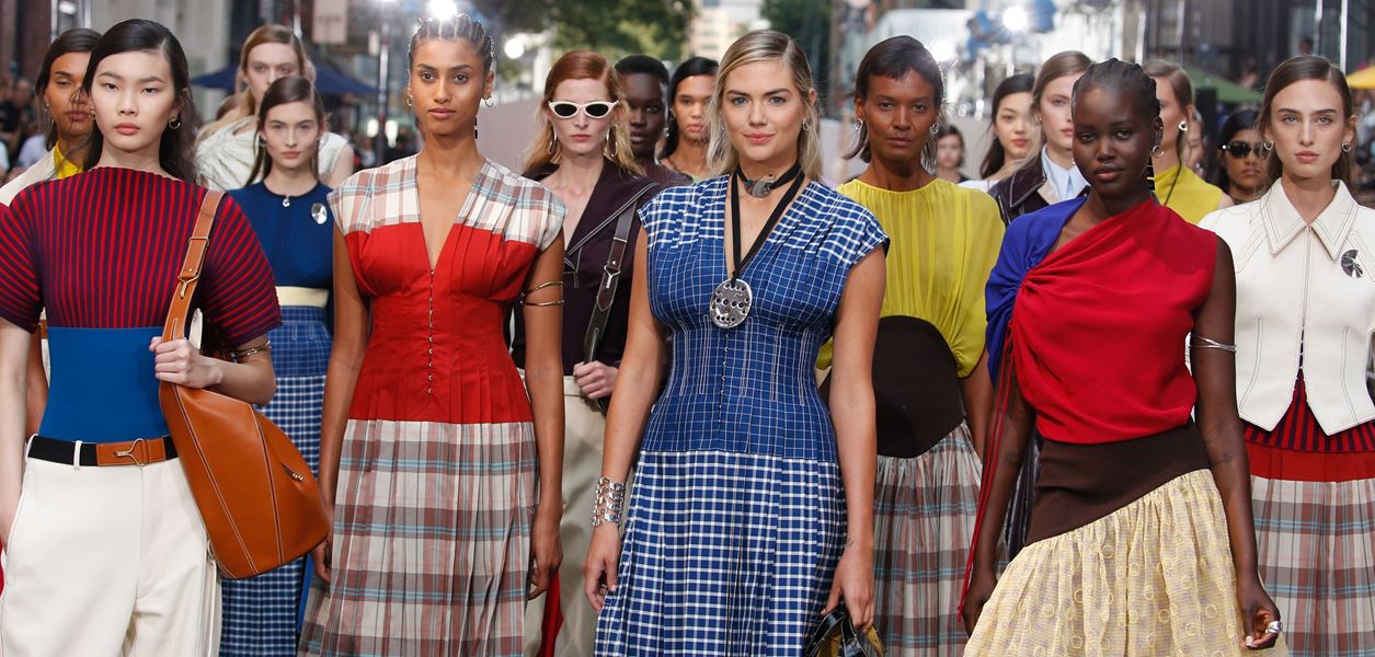 Tory Burch изпрати покана за панаир на женствеността