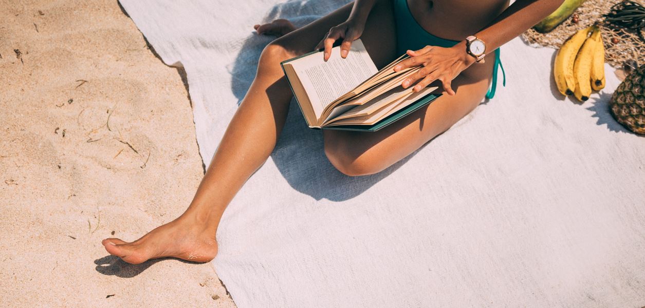 С книга на плажа: 14 заглавия, които да вземем със себе си