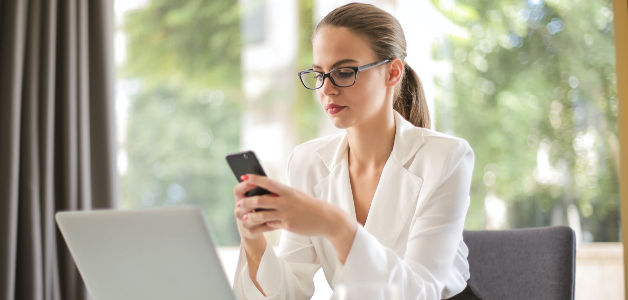 Трябва ли да носим очила в офиса?