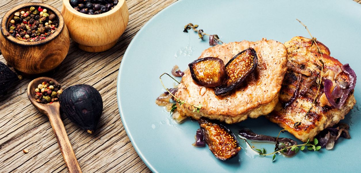 Стек с карамелизиран лук и смокини