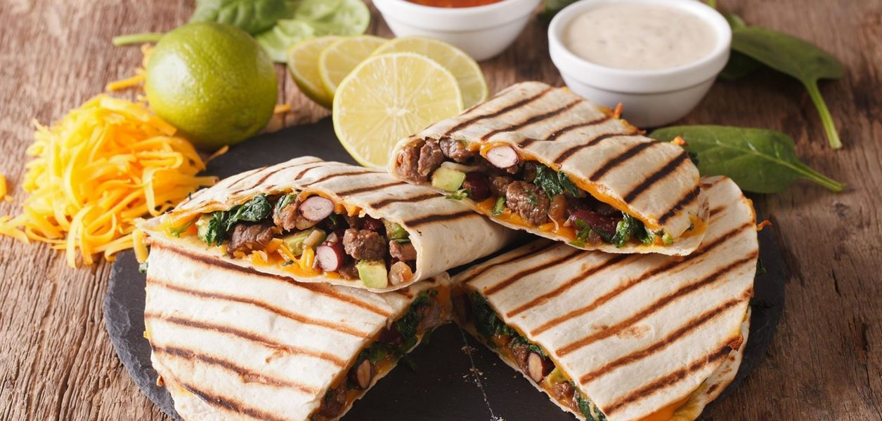 Кесадия с телешко, лайм, боб и сос от заквасена сметана