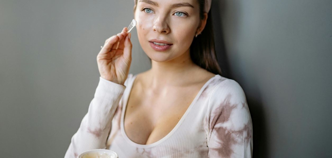 Безопасно ли е да комбинираме хиалуронова киселина и ретинол?