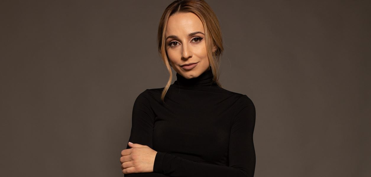 Антоанет Пепе спука розовия балон