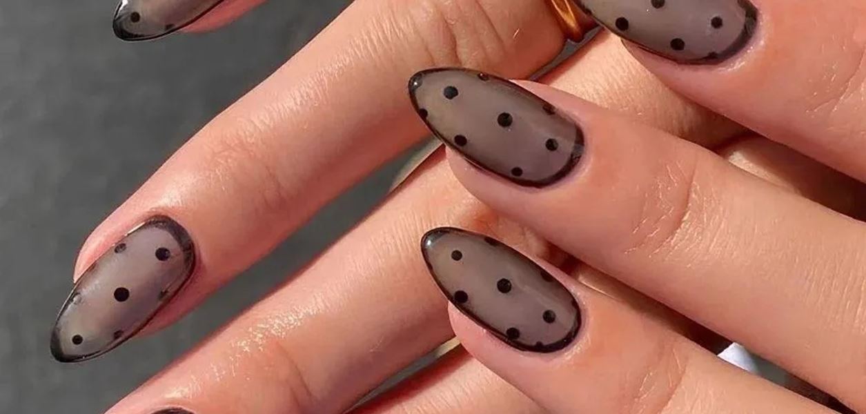 Маникюр "Sheer Stockings": новият зимен тренд, който покори модния свят
