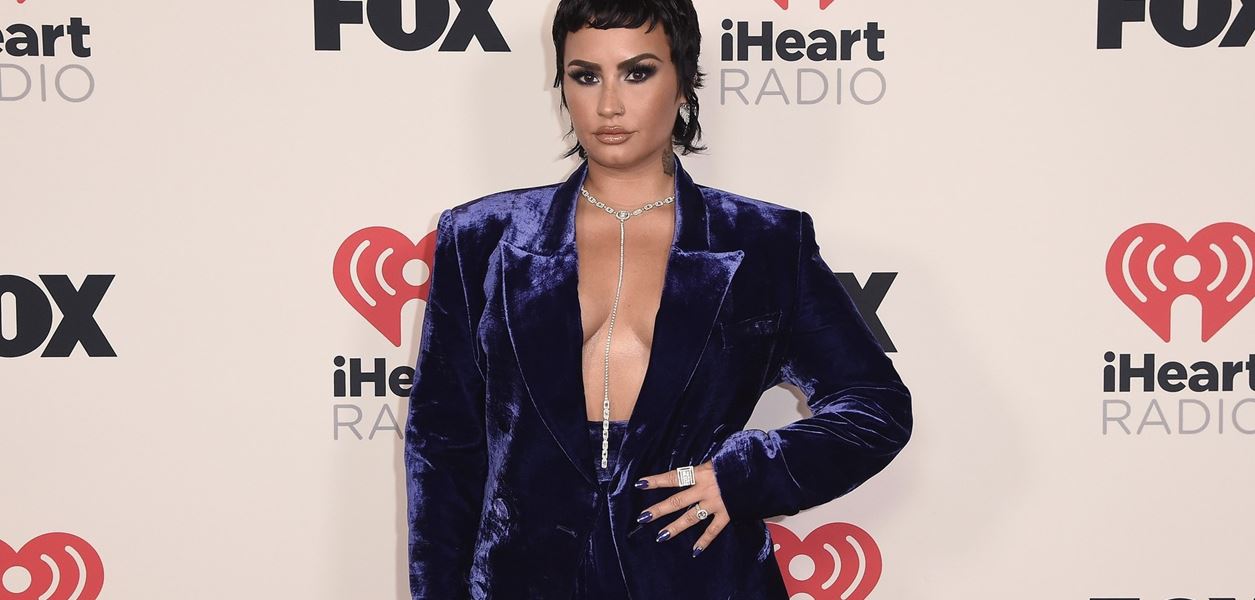 Деми Ловато показа екстравагантното си жилище