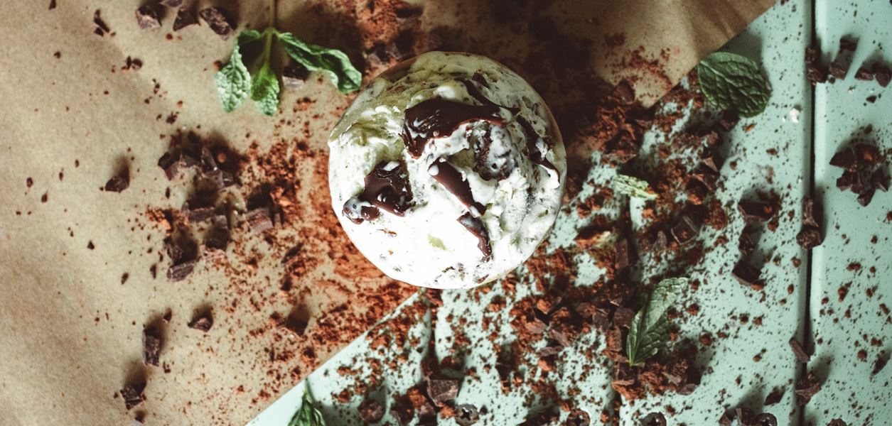 Домашен ментов сладолед с парченца шоколад