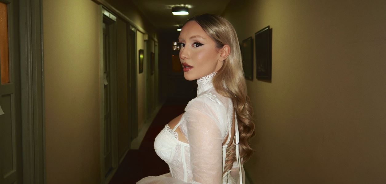 Дара Екимова представя своя вариант на &quot;Остани&quot;